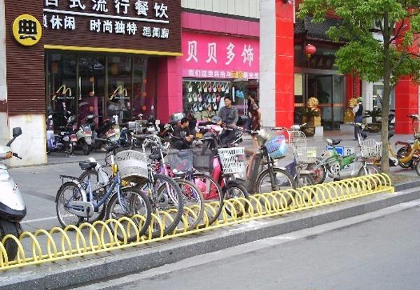 人性化螺旋式自行車停車架受到廣大市民的認可！