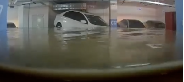廣州某小區車庫被淹近300輛車被泡水